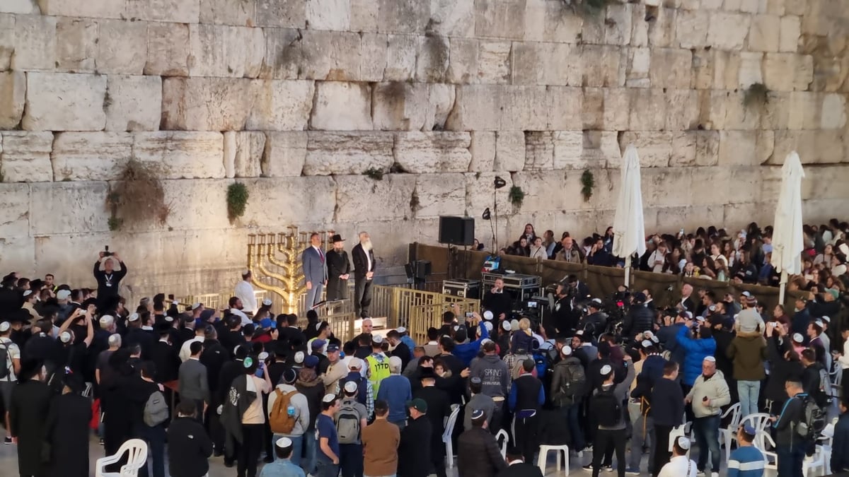 עם רבנים ואישי ציבור: הדלקת נר ראשון בכותל המערבי