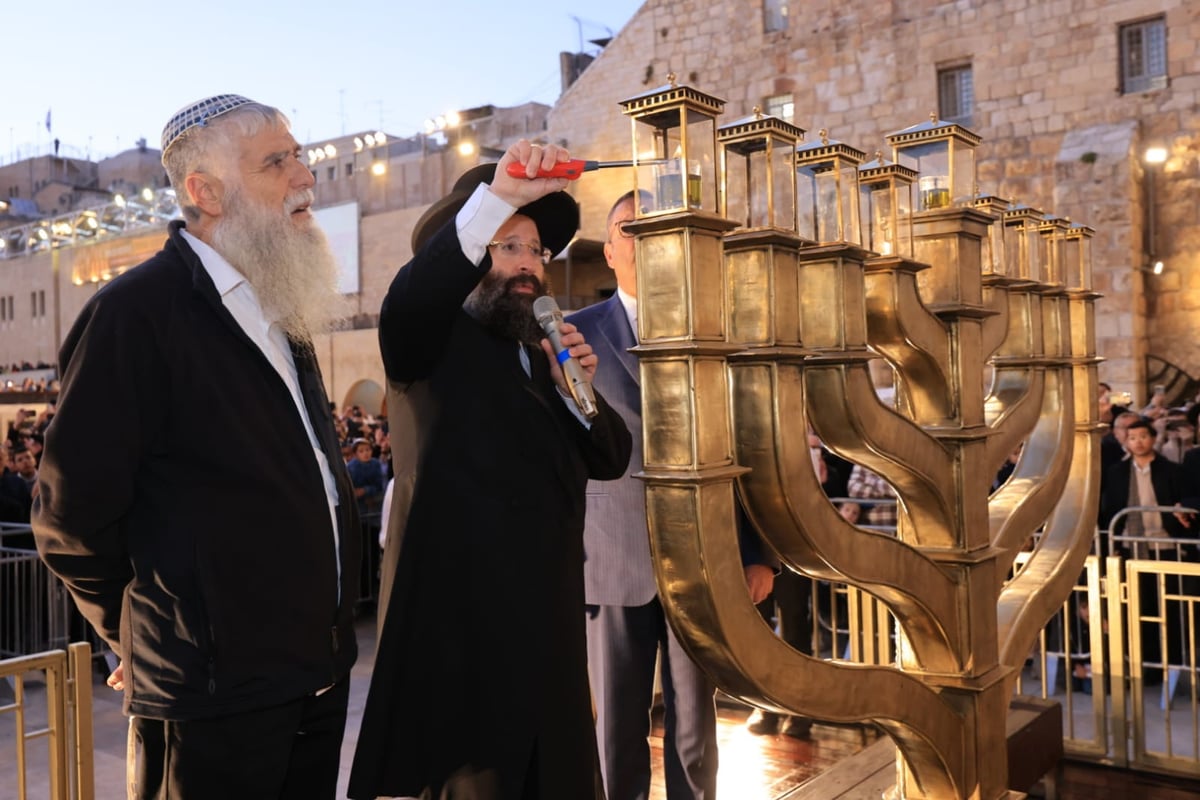 עם רבנים ואישי ציבור: הדלקת נר ראשון בכותל המערבי