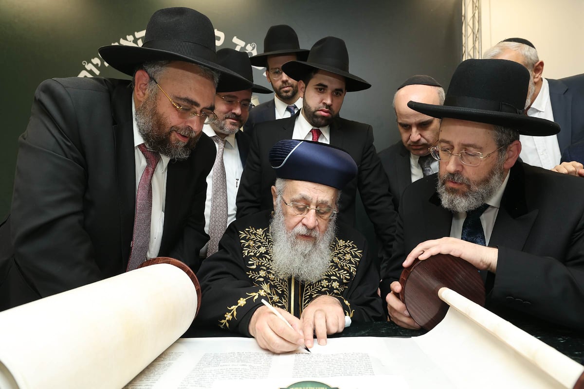 הרב הראשי הגר"ד לאו הכניס ספר תורה לרפואת רעייתו | תיעוד