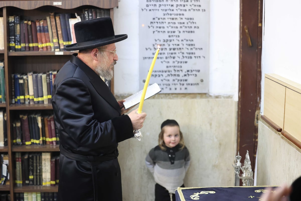 הדלקת נר ראשון של חנוכה אצל הרבי מאנטניא