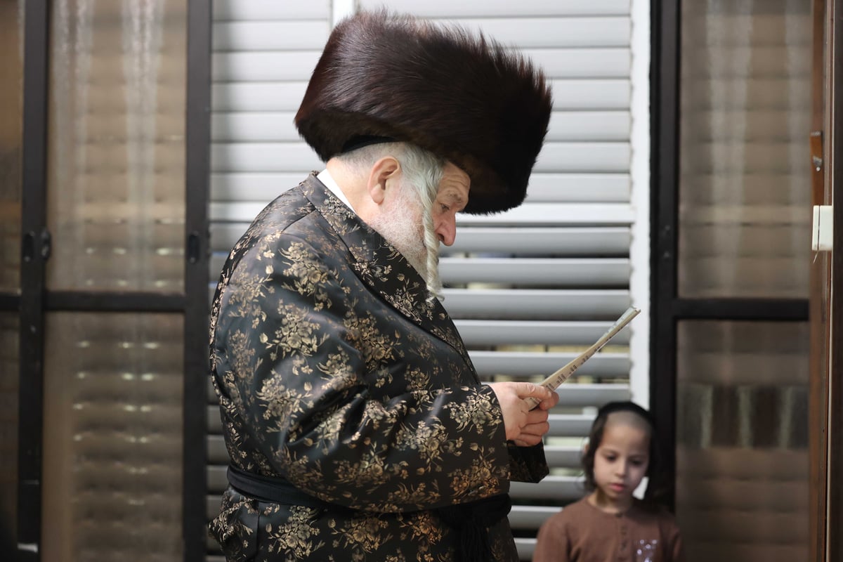 תיעוד: האדמו"ר מטעמשוואר הדליק נר ראשון