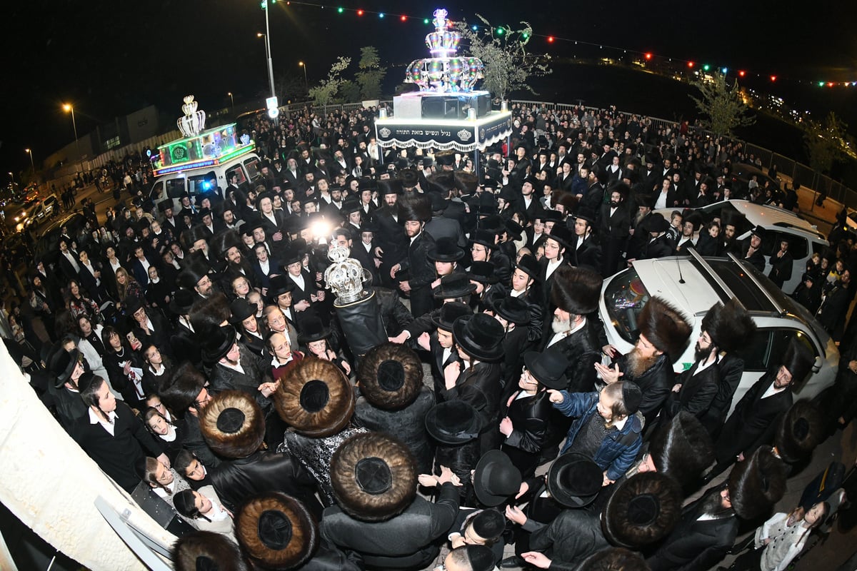 בביאלה ב"ב הכניסו ספר תורה חדש להיכל הישיבה | גלריה