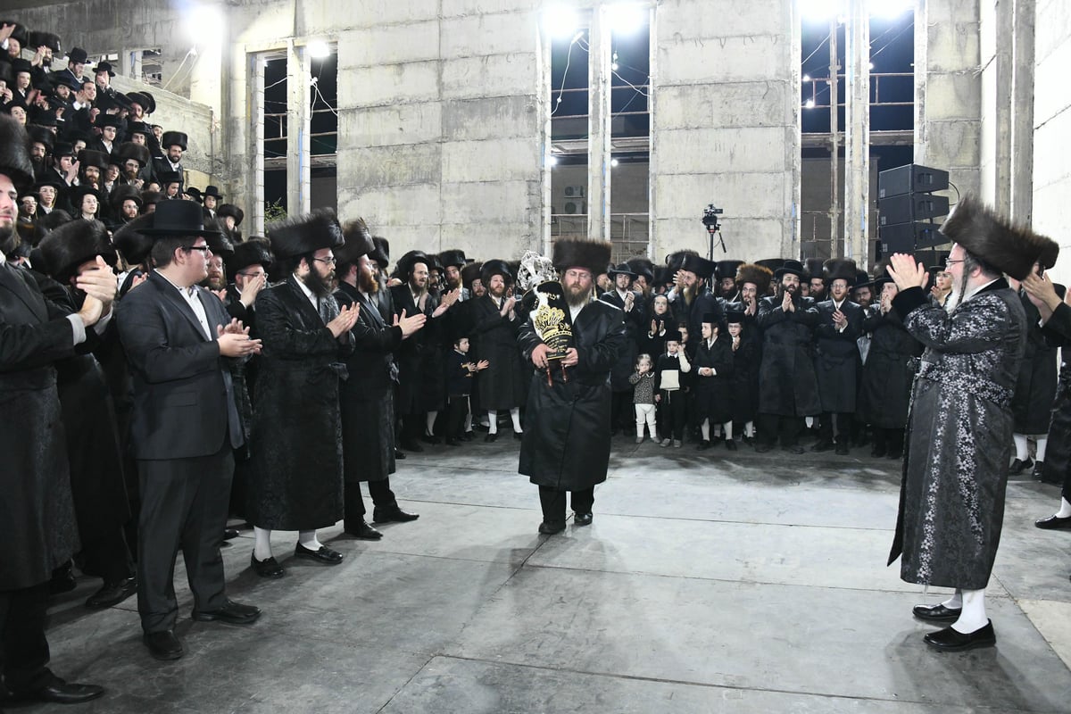 בביאלה ב"ב הכניסו ספר תורה חדש להיכל הישיבה | גלריה