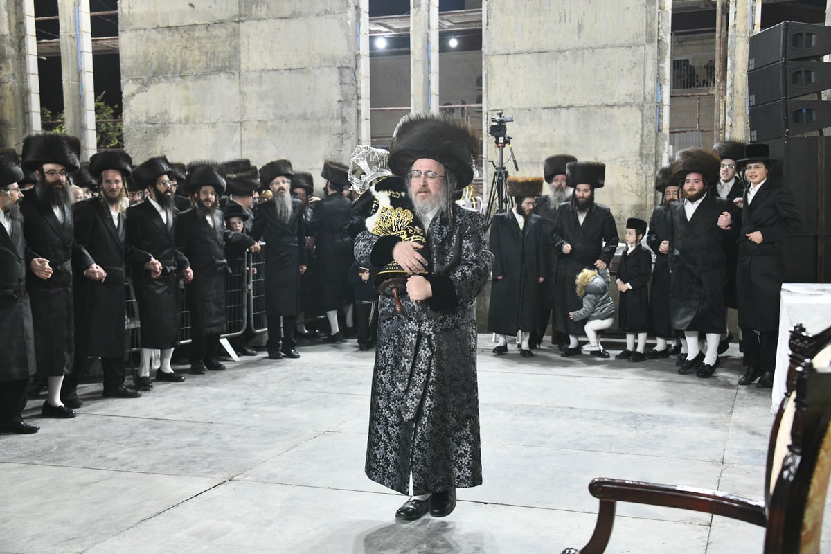 בביאלה ב"ב הכניסו ספר תורה חדש להיכל הישיבה | גלריה