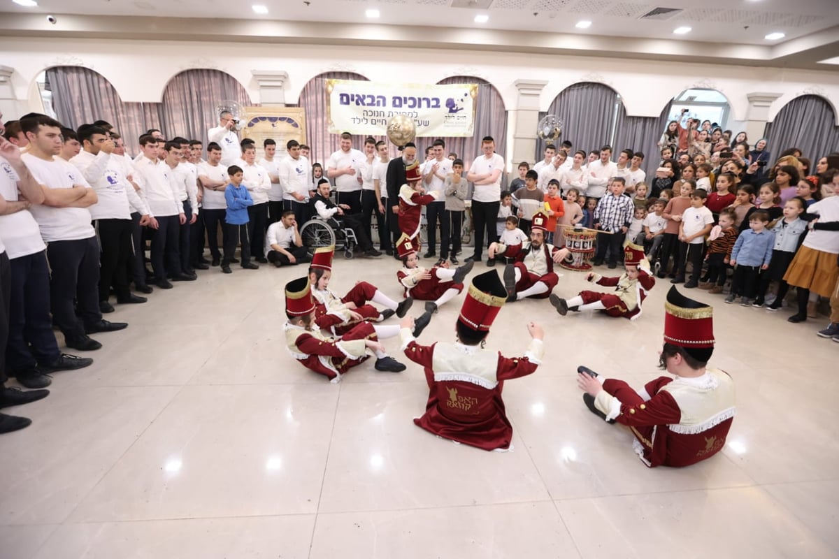 הילדים החולים במסיבת חנוכה עם גדולי האמנים