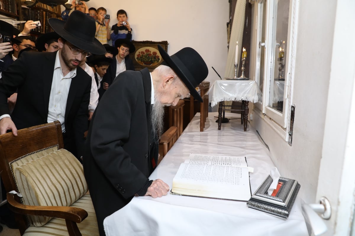 הגרי"ג אדלשטיין בהדלקת נר שלישי של חנוכה | תיעוד