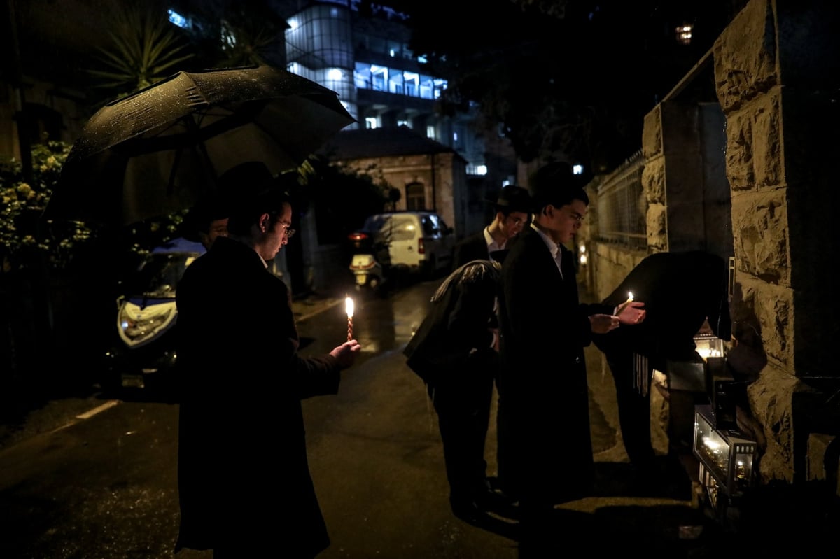 תיעוד מדליק: תלמידי ישיבת 'בריסק' בריקודים סוחפים לאור הנרות