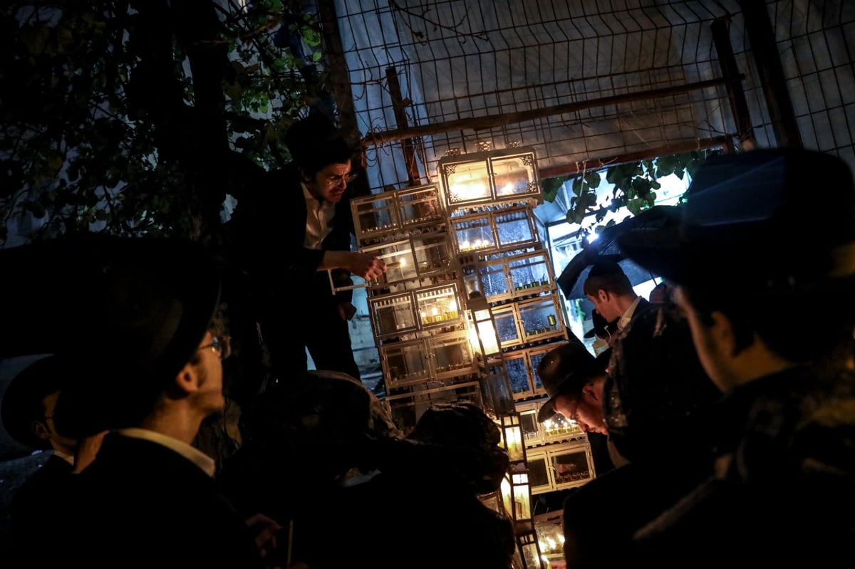 תיעוד מדליק: תלמידי ישיבת 'בריסק' בריקודים סוחפים לאור הנרות