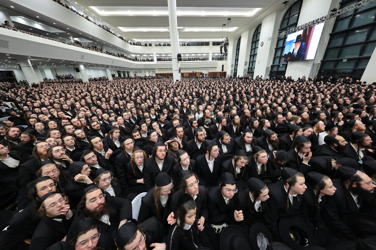 תיעוד מההיכל האדיר של גור: אלפי חסידים בהדלקת נר חמישי עם האדמו"ר