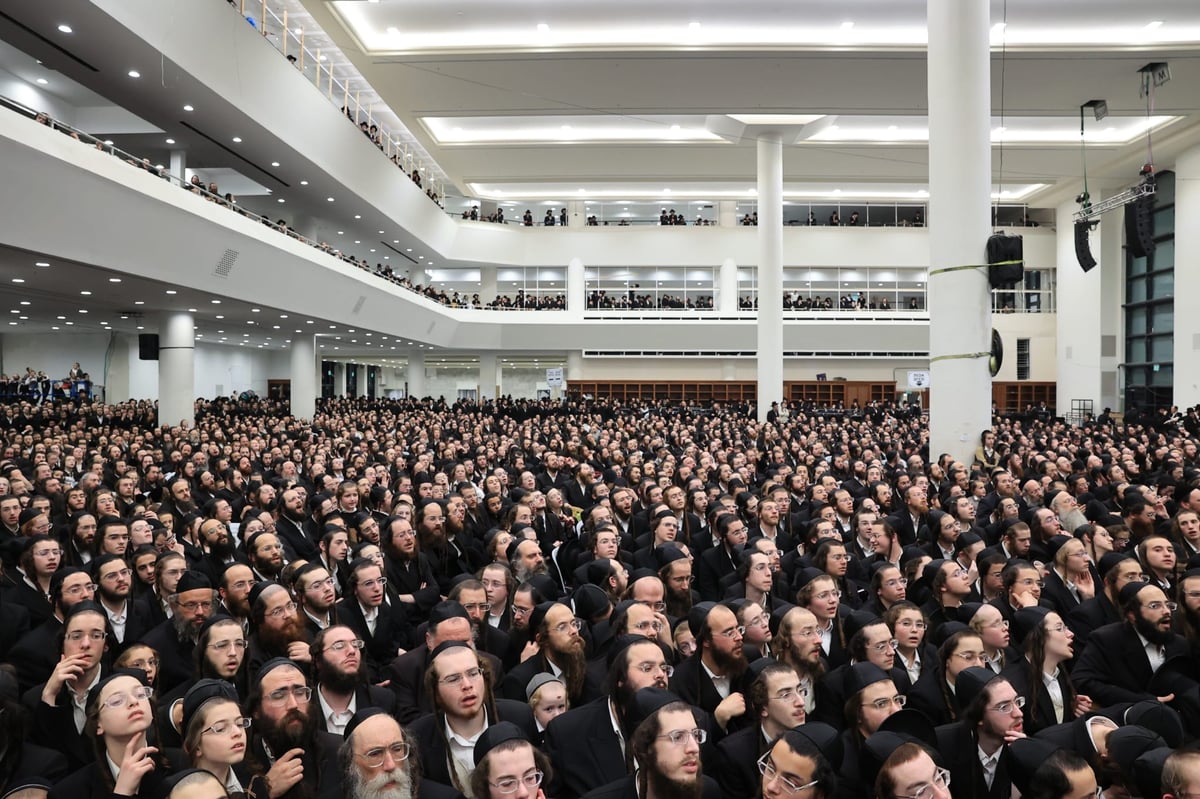 תיעוד מההיכל האדיר של גור: אלפי חסידים בהדלקת נר חמישי עם האדמו"ר