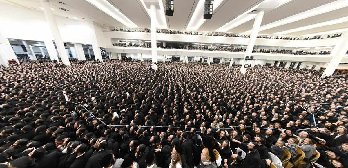 תיעוד מההיכל האדיר של גור: אלפי חסידים בהדלקת נר חמישי עם האדמו"ר