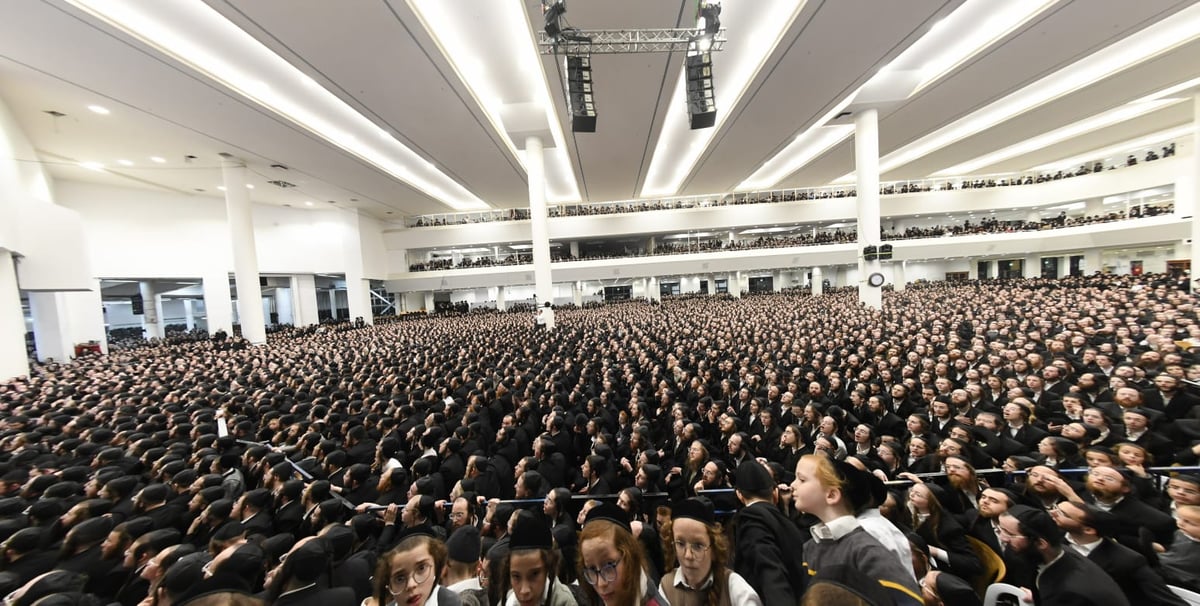 תיעוד מההיכל האדיר של גור: אלפי חסידים בהדלקת נר חמישי עם האדמו"ר