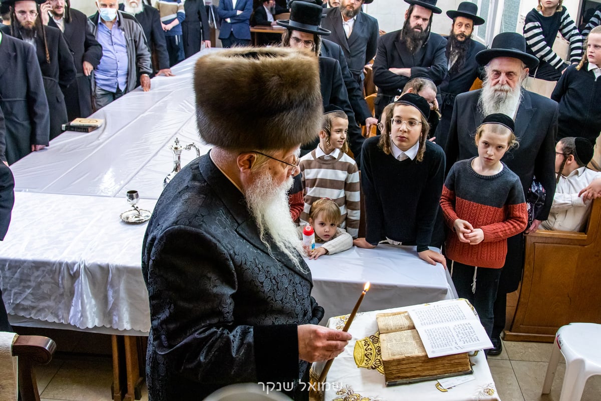 בהשתתפות החסידים: הדלקת נרות חנוכה בשאץ ויז'ניץ