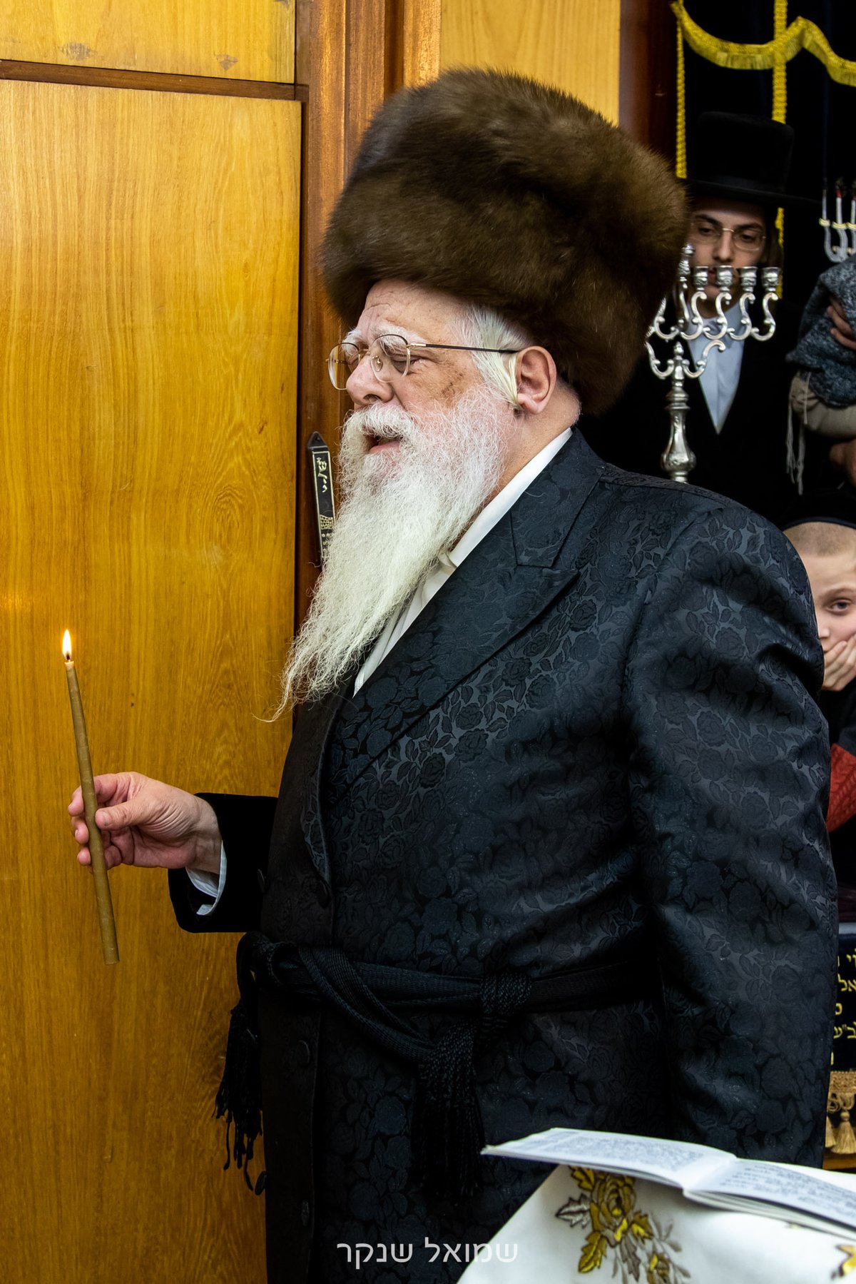 בהשתתפות החסידים: הדלקת נרות חנוכה בשאץ ויז'ניץ