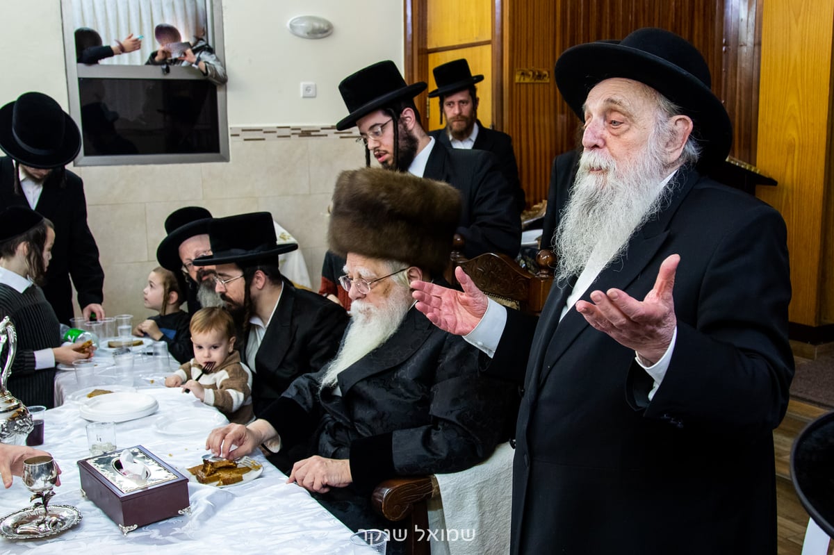 בהשתתפות החסידים: הדלקת נרות חנוכה בשאץ ויז'ניץ