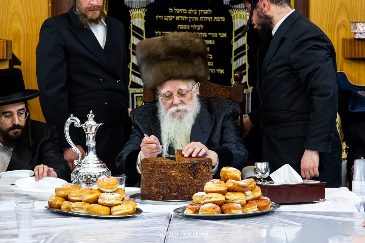 בהשתתפות החסידים: הדלקת נרות חנוכה בשאץ ויז'ניץ