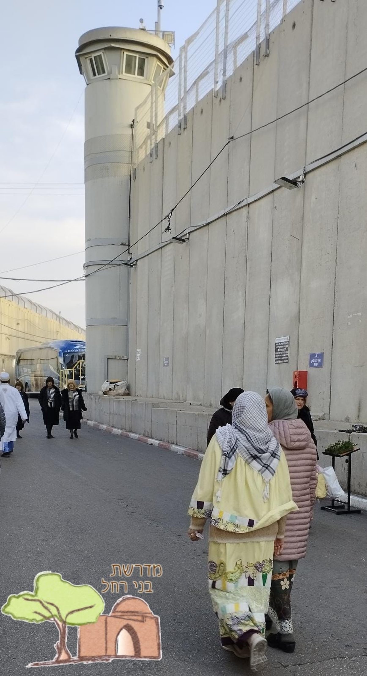 הערבים נוהרים לקבר רחל - ומורידים נעליים ליד החנוכייה