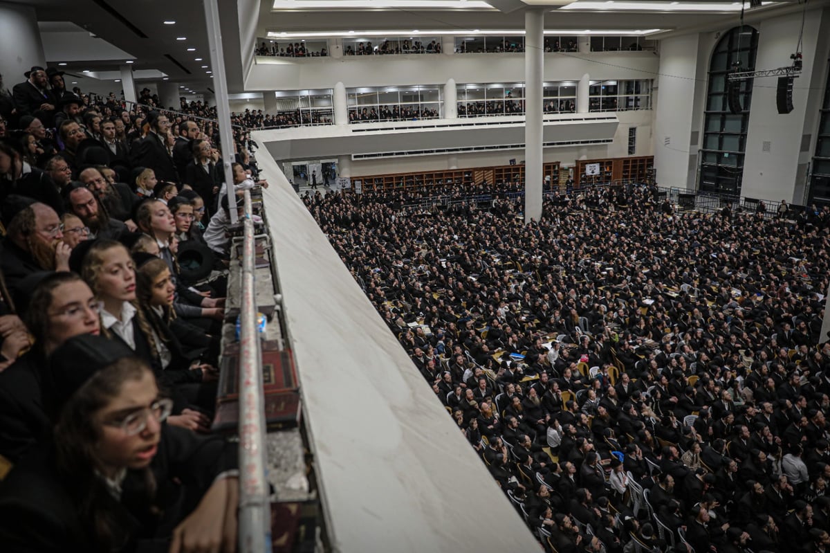 תיעוד עוצמתי: 'זאת חנוכה' בחצר חסידות גור בירושלים