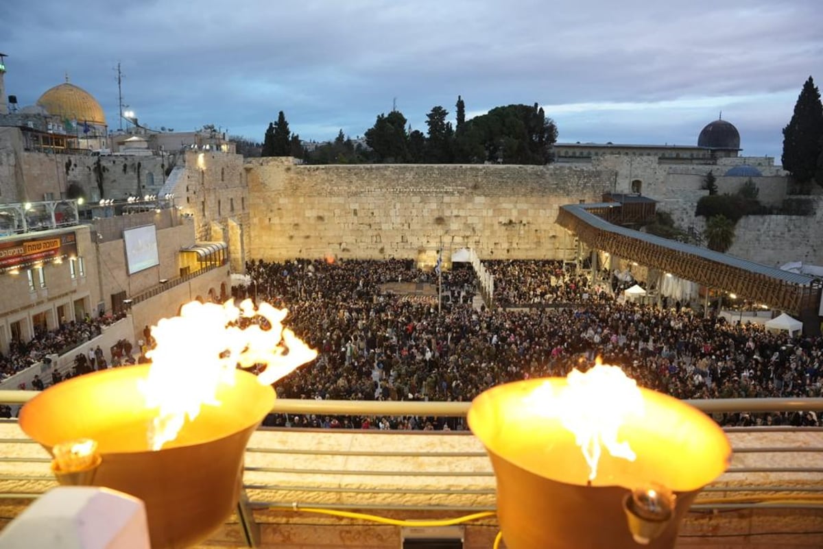 שגריר ארה"ב הדליק עם הרב הראשי נרות חנוכה בכותל