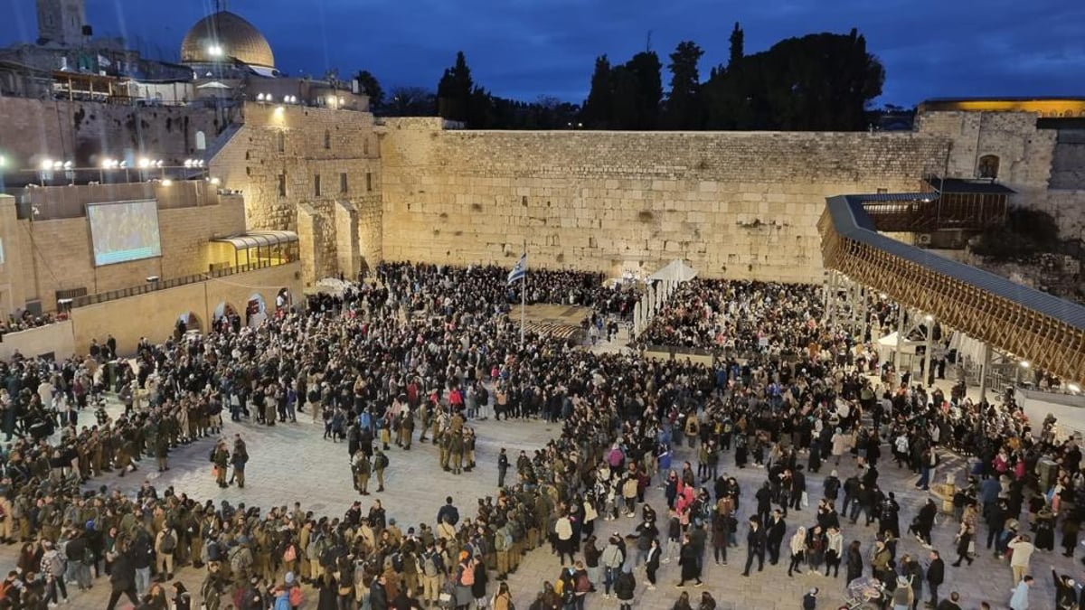 שגריר ארה"ב הדליק עם הרב הראשי נרות חנוכה בכותל