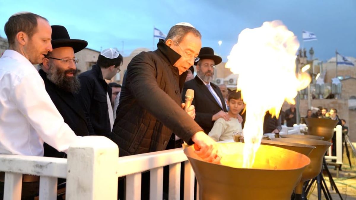 שגריר ארה"ב הדליק עם הרב הראשי נרות חנוכה בכותל