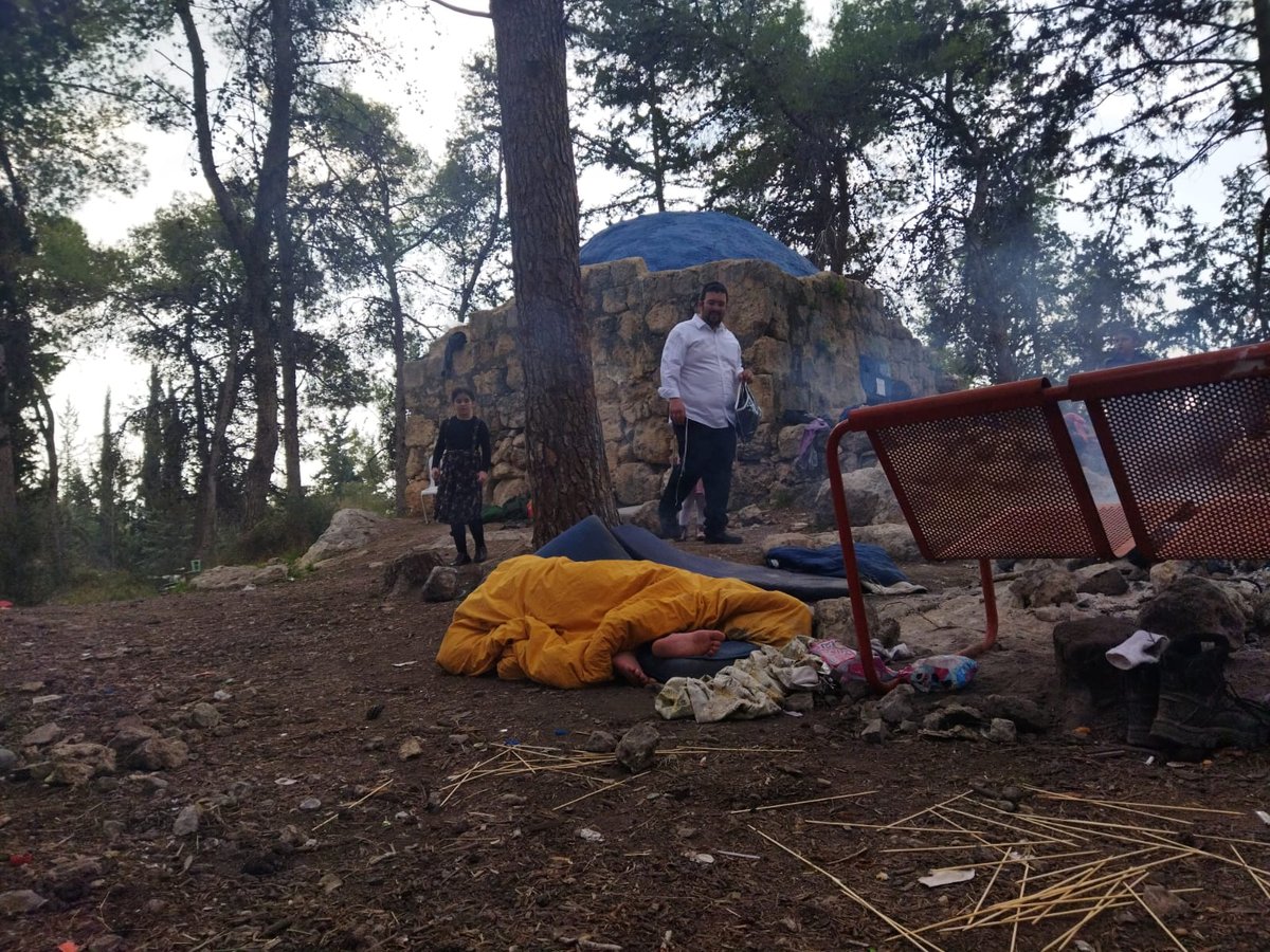 הפתעה: אברך ליטאי לבוש 'פראק' בקבר מתתיהו • סיור מצולם