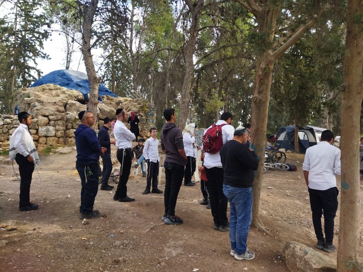 הפתעה: אברך ליטאי לבוש 'פראק' בקבר מתתיהו • סיור מצולם