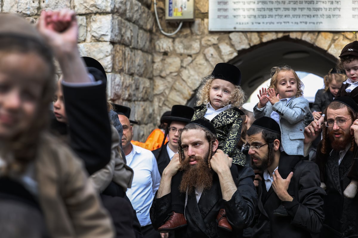 תיעוד: ההמונים ב'זאת חנוכה' בציון הרשב"י במירון