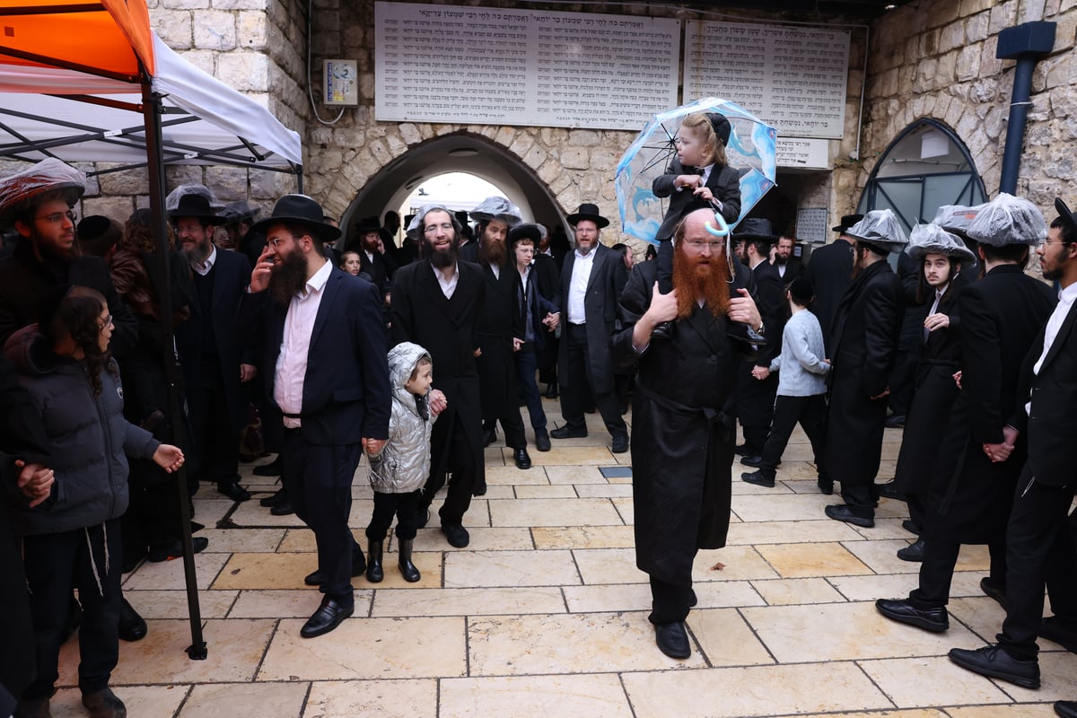 תיעוד: ההמונים ב'זאת חנוכה' בציון הרשב"י במירון