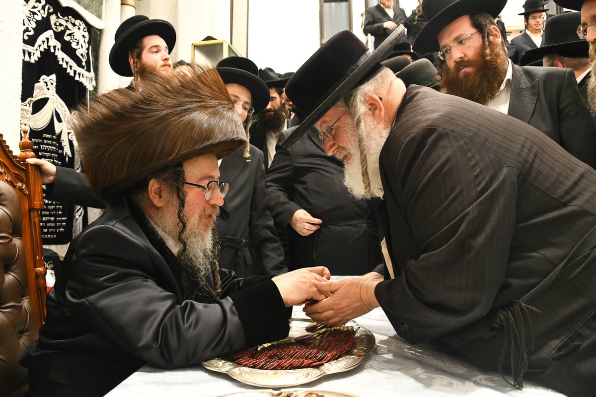 הרבי בירך את החסידים: 'זאת חנוכה' בביאלה ב"ב