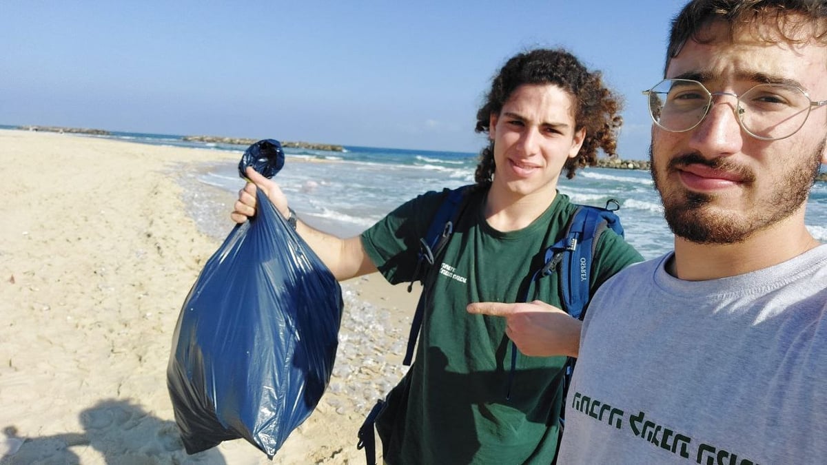 אחרי הביזה באשקלון • צפו בתלמידים מנקים את החוף