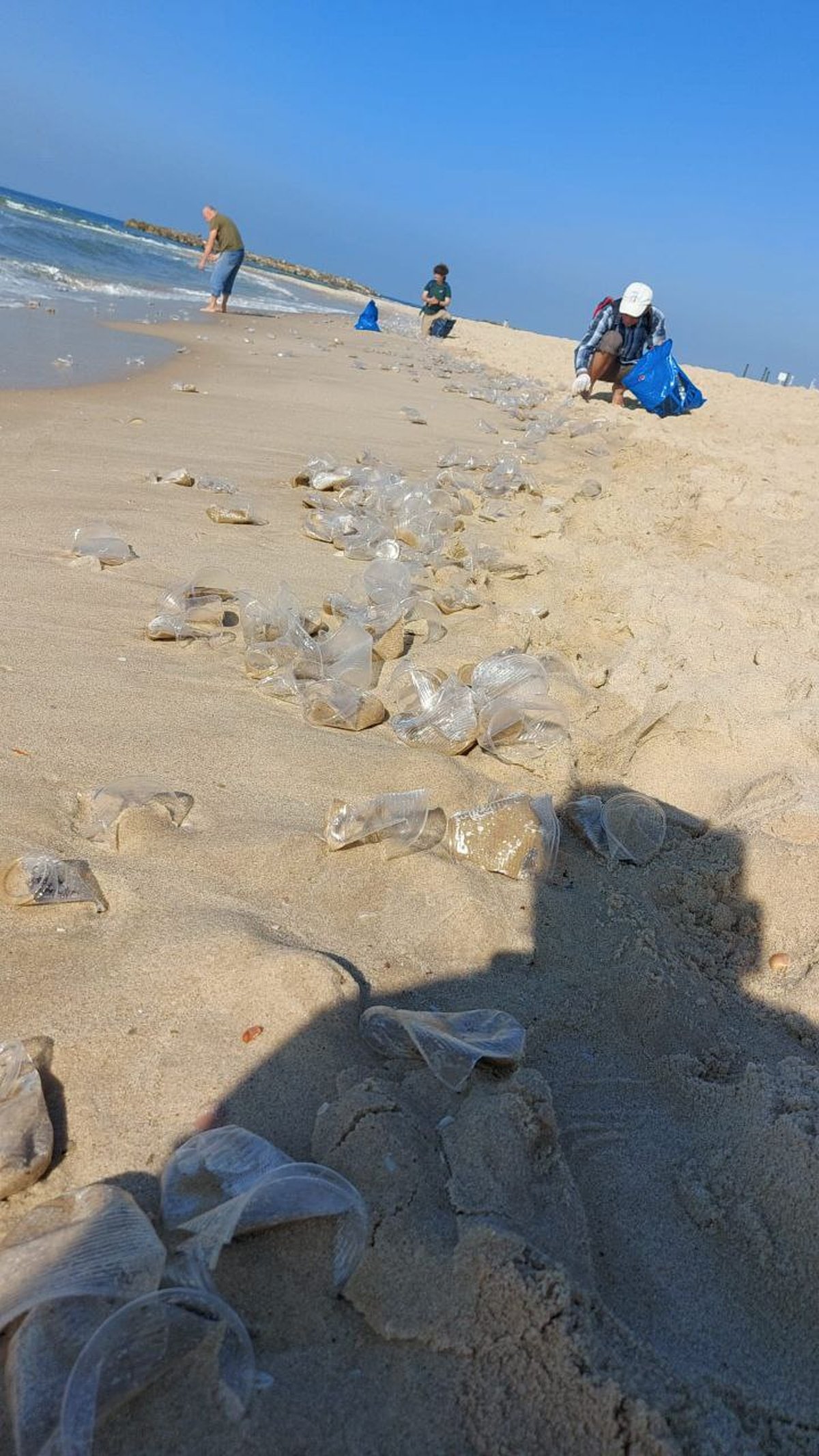 אחרי הביזה באשקלון • צפו בתלמידים מנקים את החוף