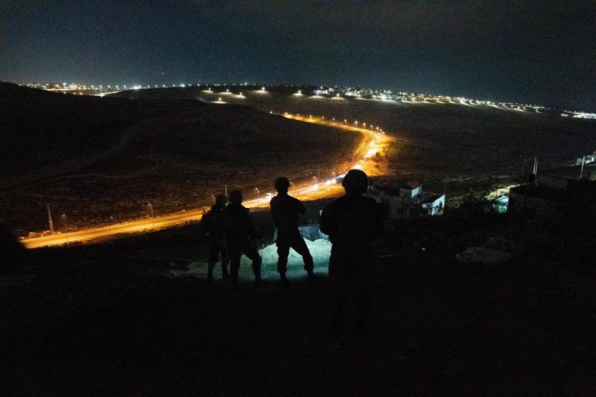 לוחמי צה"ל שב"כ ומג"ב עצרו שבעה מבוקשים | תיעוד