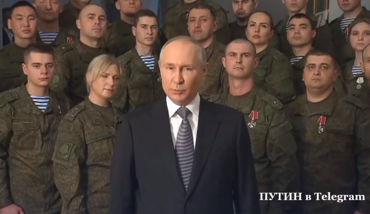 התמונות שהביכו את פוטין: מי הם העומדים מאחורי הנשיא?