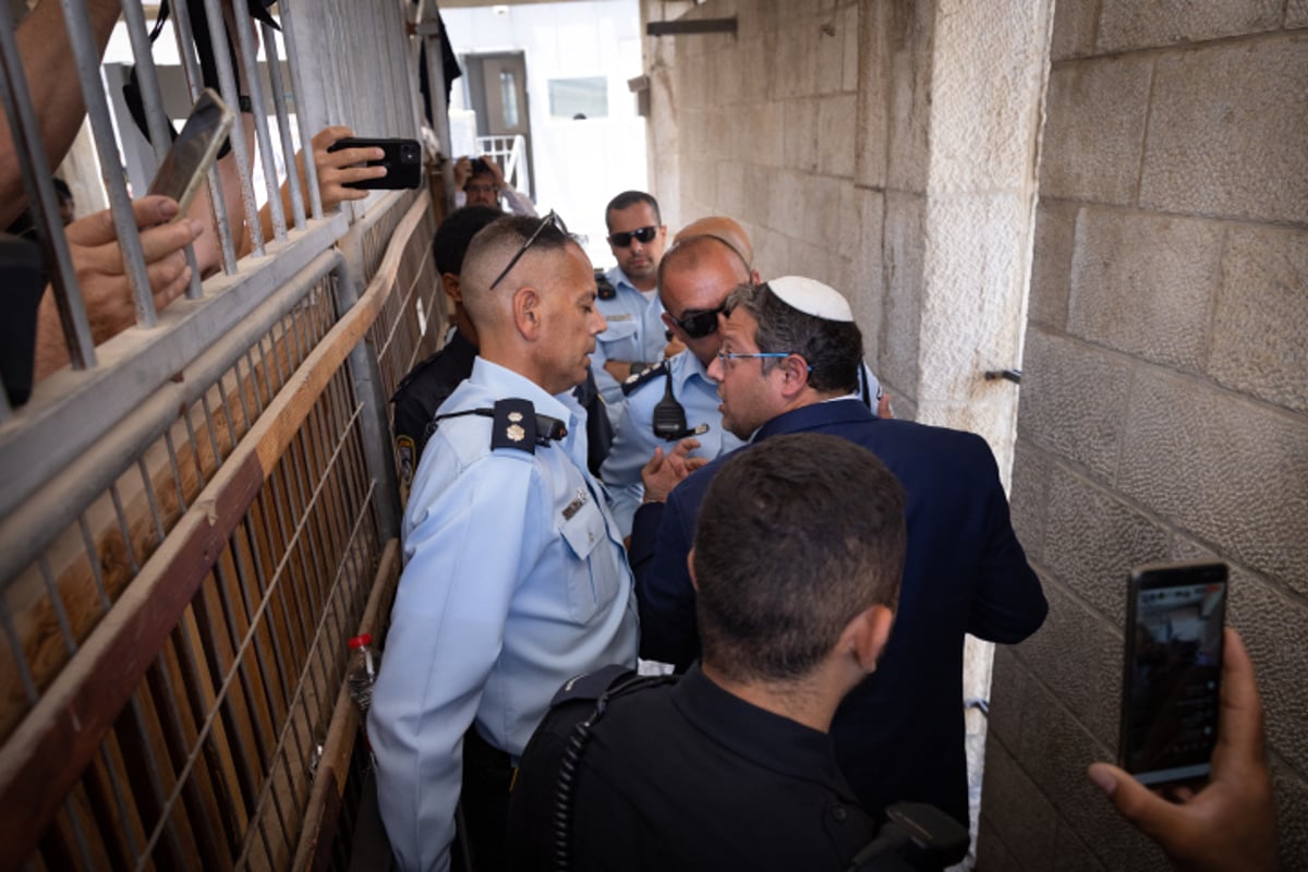 בן גביר מתעמת עם שוטרים בגשר המוגרבים בהיותו חבר כנסת