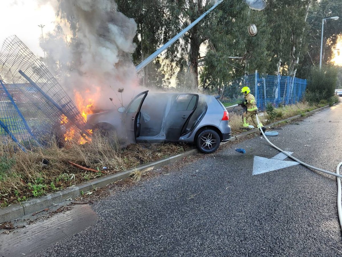 רכב התנגש בעמוד חשמל - והחל לבעור באש; הנהג ניצל