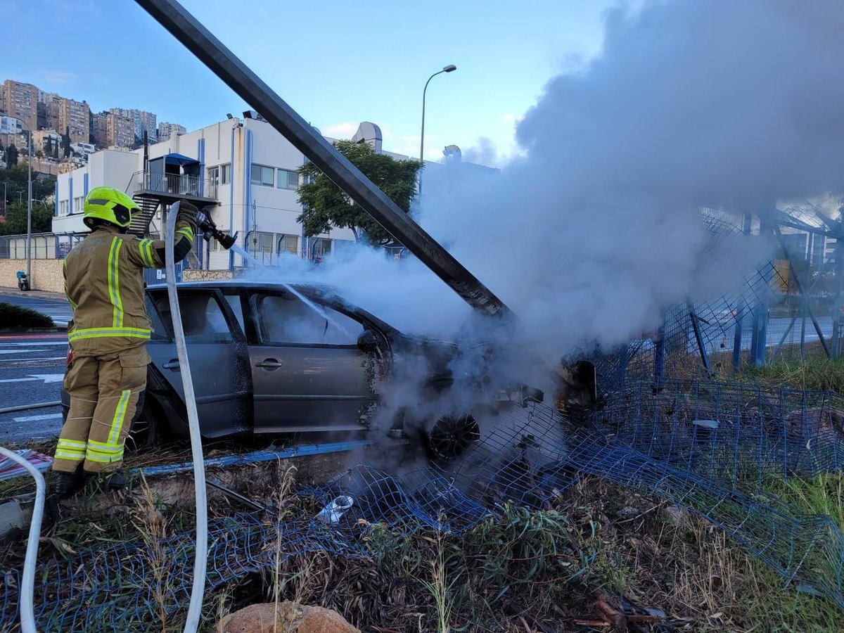 רכב התנגש בעמוד חשמל - והחל לבעור באש; הנהג ניצל