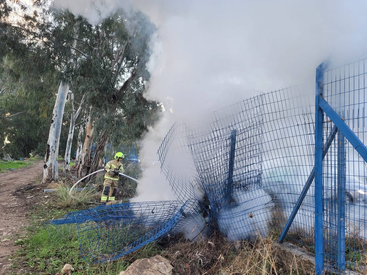 רכב התנגש בעמוד חשמל - והחל לבעור באש; הנהג ניצל