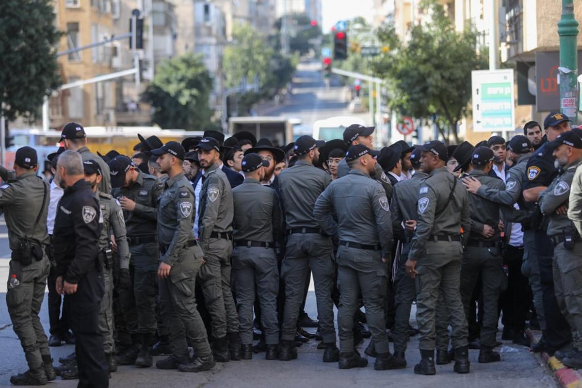 המוני תלמידים אבלים: ארונו של הגר"ש בעדני זצ"ל בבית מדרשו