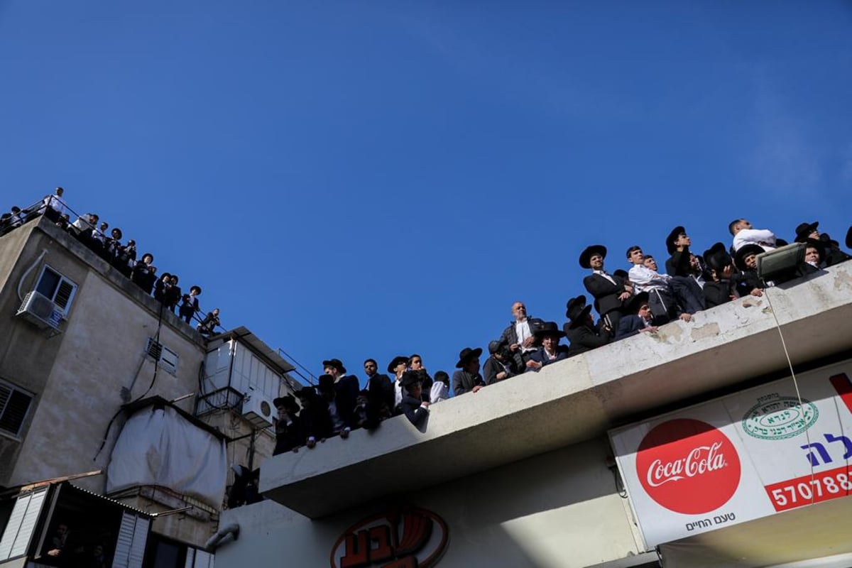 רחובות בני ברק הופכים שחור: הלוויית זקן מועצת החכמים