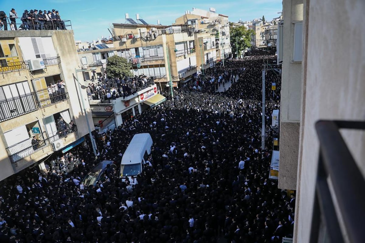 רחובות בני ברק הופכים שחור: הלוויית זקן מועצת החכמים