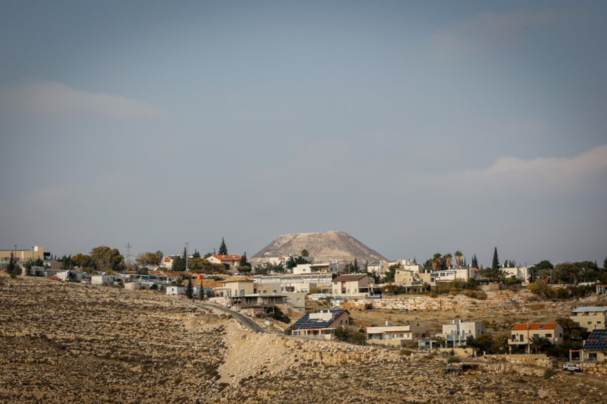 ההורדיון והיישוב נוקדים למרגלותיו