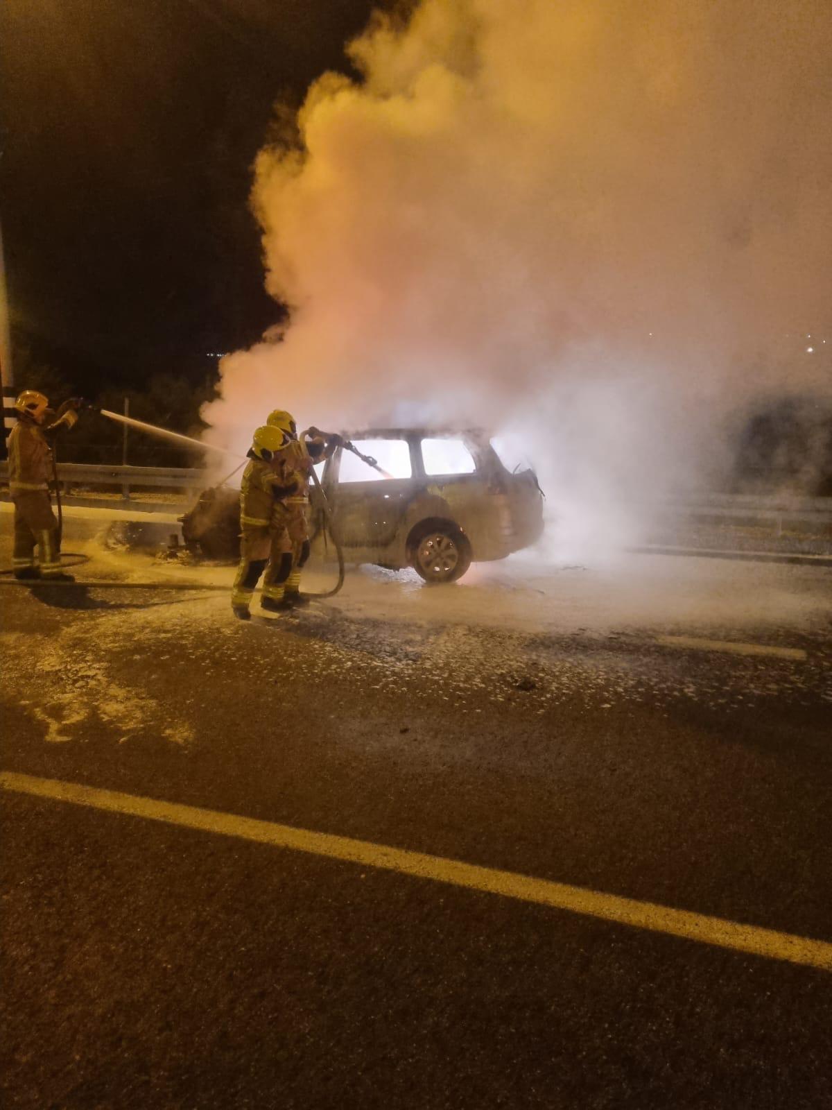 הכבאים נאבקו בלהבות והצילו את התפילין מהרכב הבוער