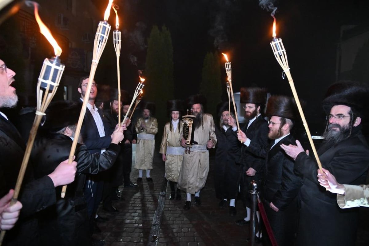 הכנסת ספר תורה בדינוב שבפולין ליד ציון ה'בני יששכר'