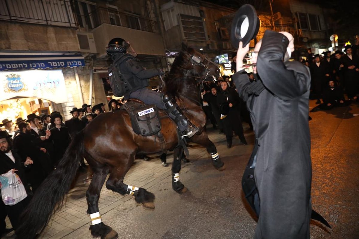 חריג: מאות חסידים בראשות הרבי יצאו להפגין בגאולה | צפו