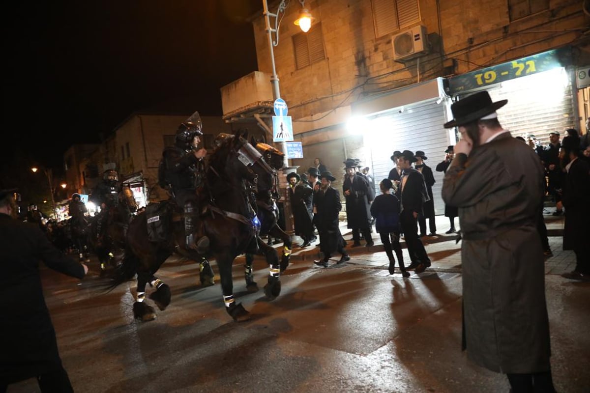 חריג: מאות חסידים בראשות הרבי יצאו להפגין בגאולה | צפו