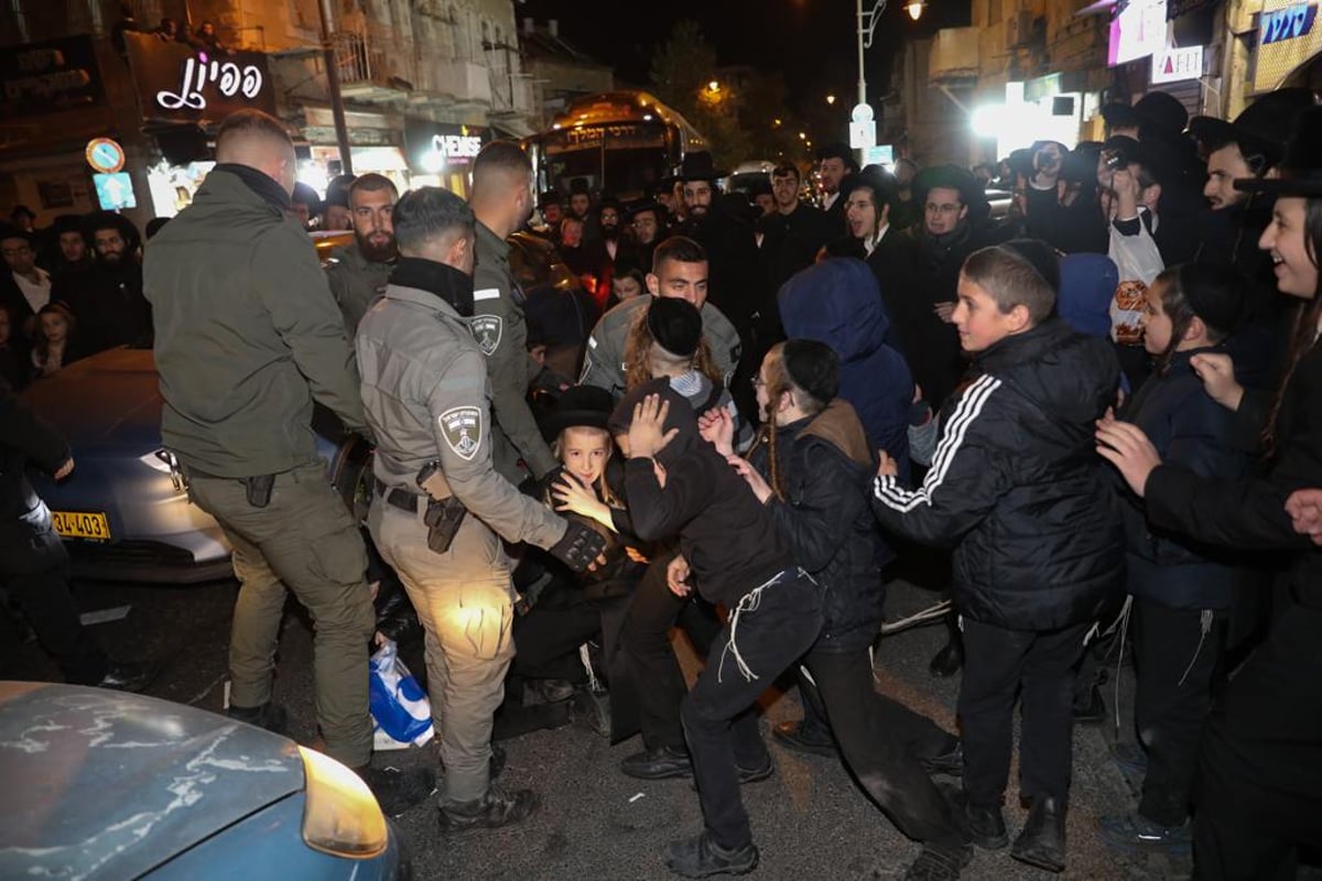 'הפגנות  הסלולר' בכמה חזיתות: קיצוניים מוחים נגד מעצר