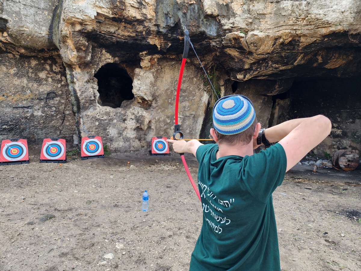 טקס חץ וקשת ברחבת מערת הנזירים, עליה יש שטענו שהיא "מערתא דלוד", ובה רשב"י הסתתר מהרומאים במשך י"ג שנים, וחיבר בה את הזוהר הקדוש