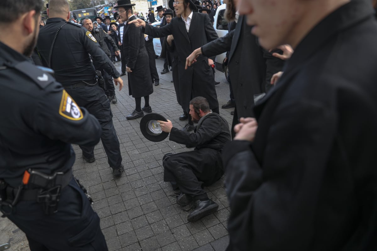 חסידי קהילת 'תפארת ירושלים' הפגינו ליד חנות הסלולר