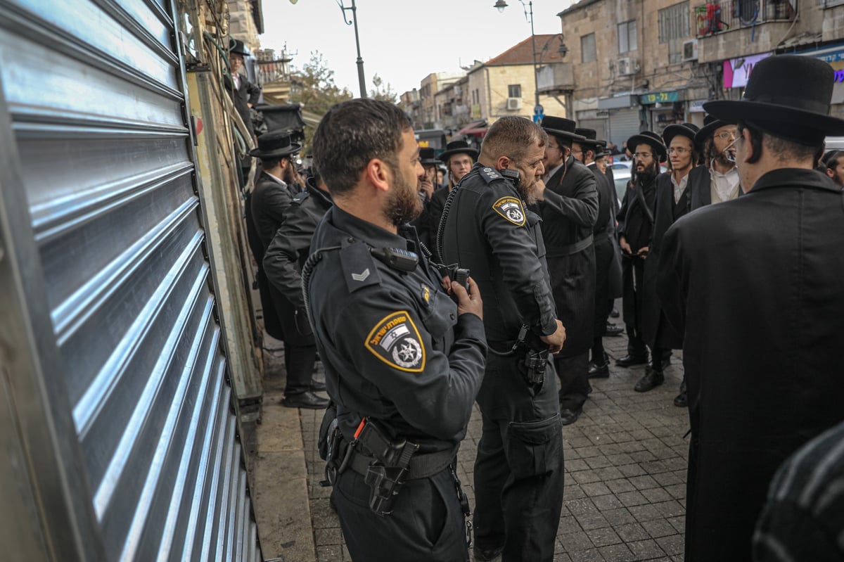 חסידי קהילת 'תפארת ירושלים' הפגינו ליד חנות הסלולר